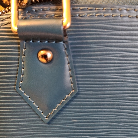 ✨ Authentic Louis Vuitton Alma BB in rare Cyan Épi leather. - Picture 10 of 16